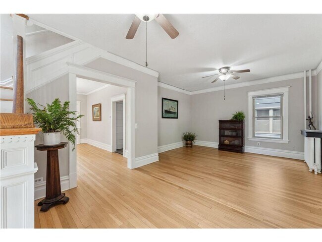 Building Photo - Beautiful 5 Bedroom 3 Bathroom House in MacGroveland