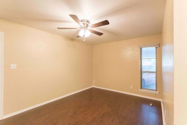 Building Photo - 817 W Rochelle Rd