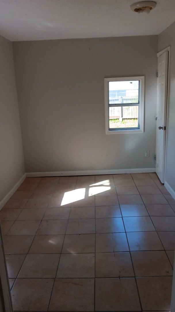 Building Photo - Completely renovated Large house, perfect for a family or young professional!