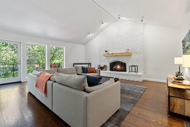 Building Photo - 2202 Montclaire St