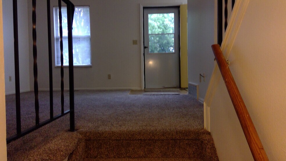 Building Photo - 3017 Moonbeam Cir N