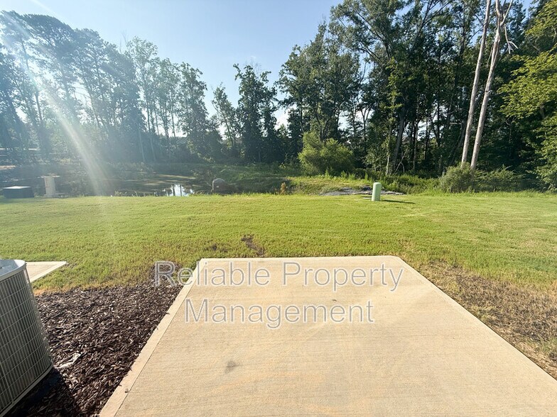Building Photo - 140 Willow Green Dr