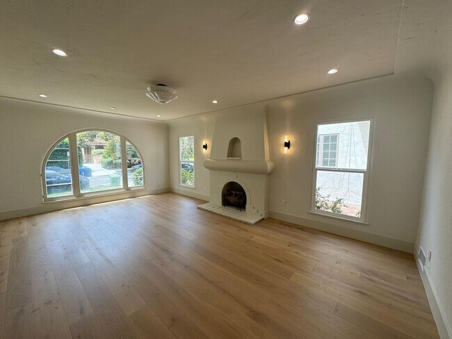 Building Photo - 424 N Orange Dr