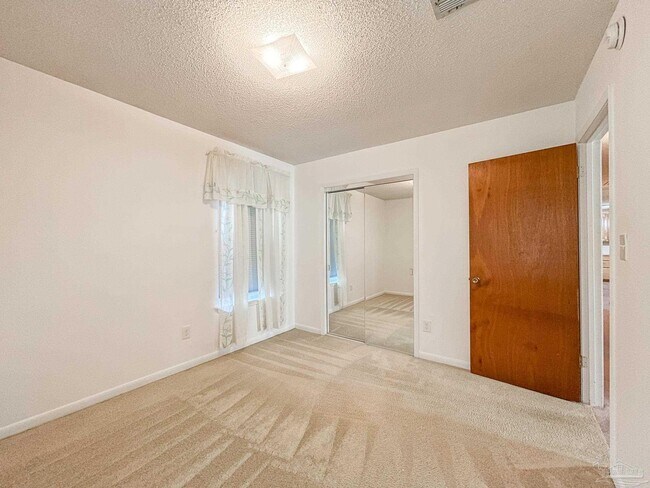 Building Photo - 5527 Sunburst Ln