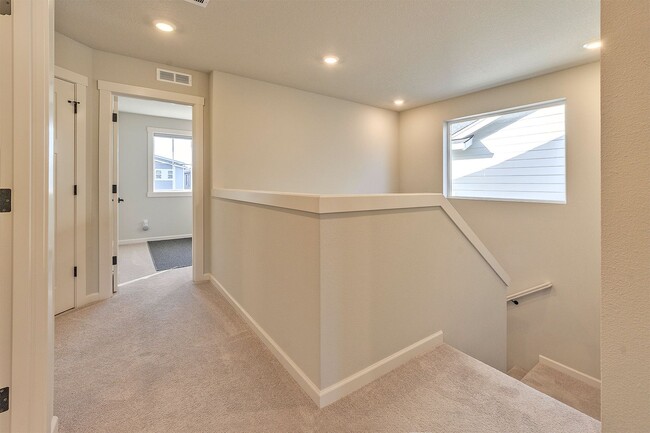 Building Photo - New 4 bedroom, 2.5 bath home in NW McMinnville