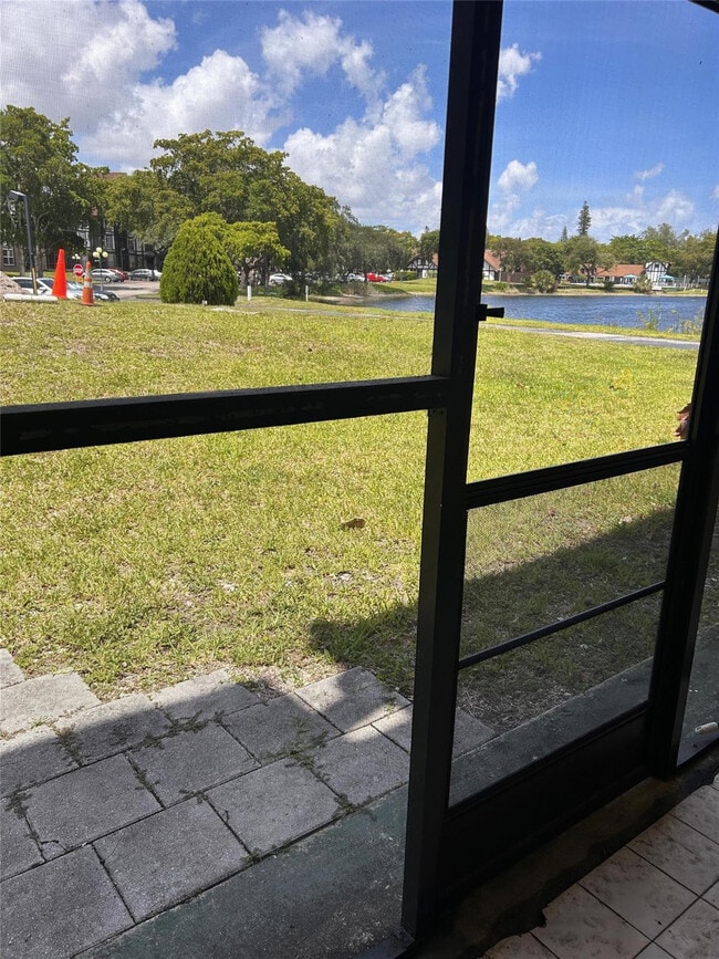 Building Photo - 3670 Inverrary Dr