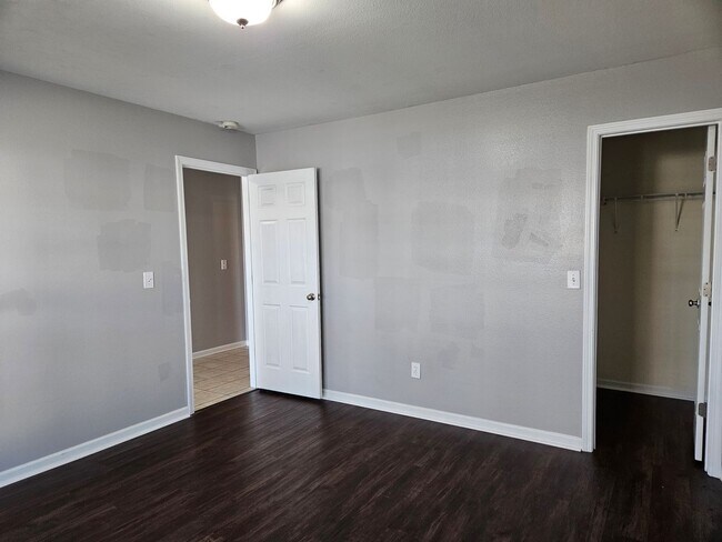 Building Photo - Ivy Square Patio Home