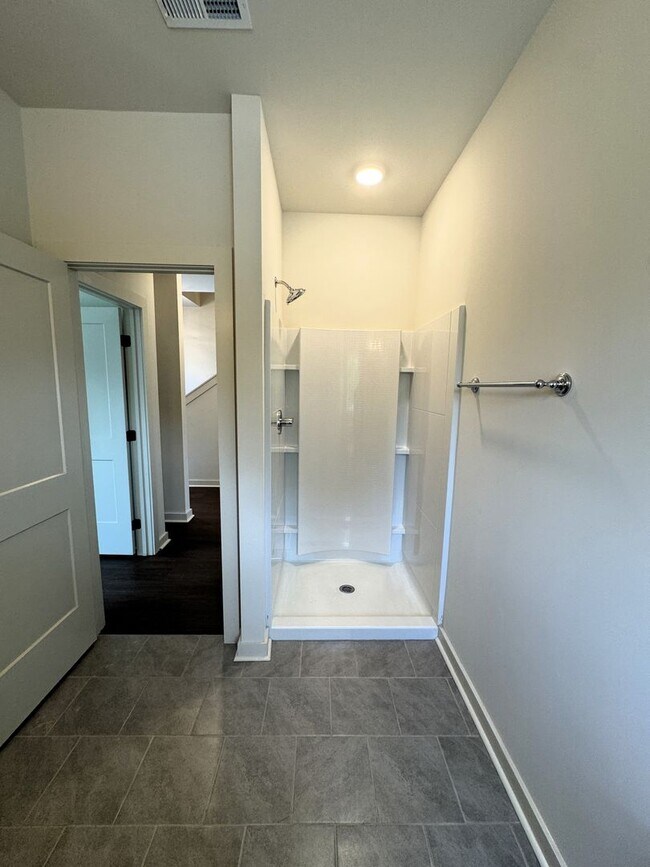 Building Photo - Move-In Special!! 1/2 Off First Month's Rent!!