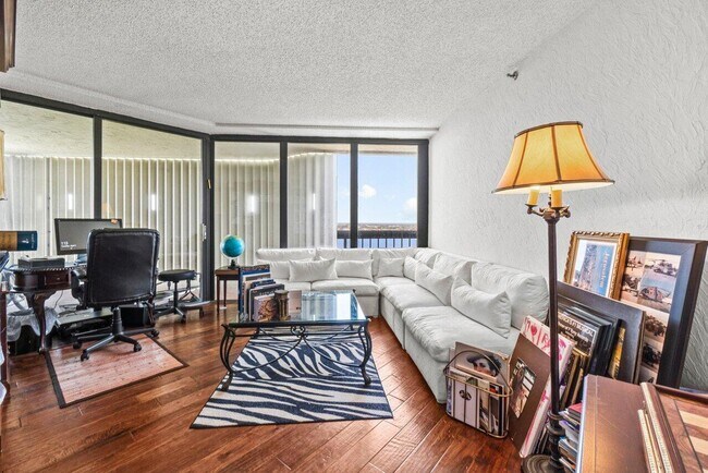 Building Photo - 1900 Consulate Pl