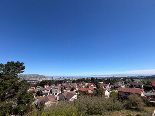 Building Photo - Gorgeous 4 Bed 3 bath