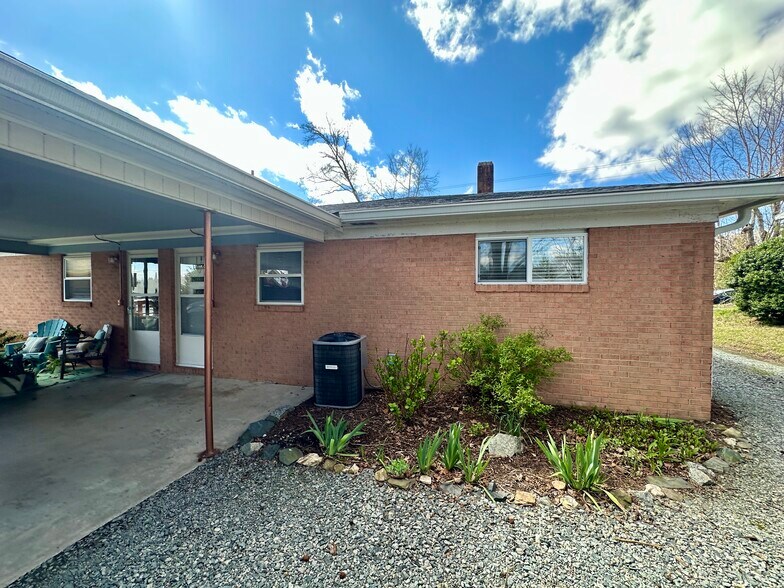 Building Photo - 705 Pennington Ave