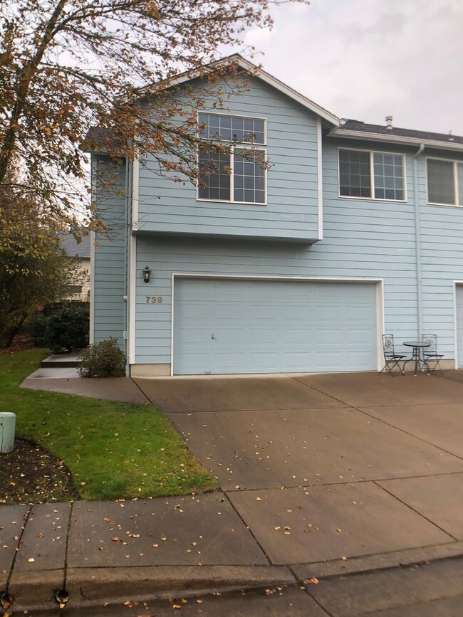 Building Photo - Townhome Near Samaritan Hospital