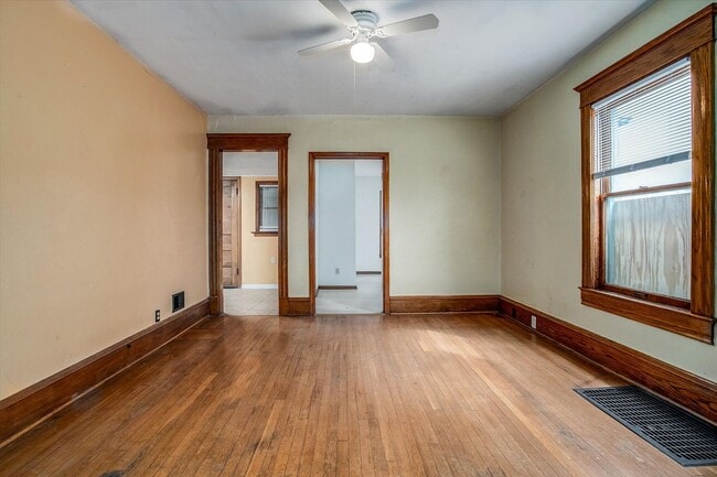 Building Photo - 908 E 31st St