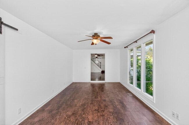 Building Photo - 3008 Lakeshore Dr