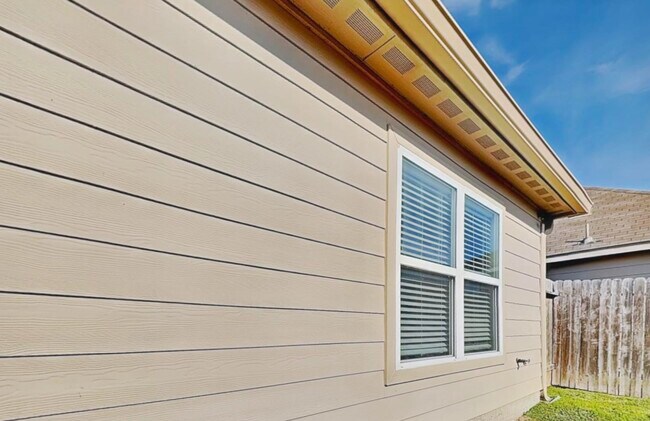 Building Photo - ADORABLE HOME