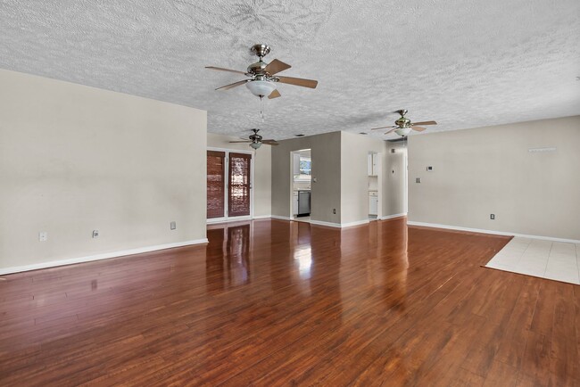 Building Photo - Great Location and Access to Interstate!