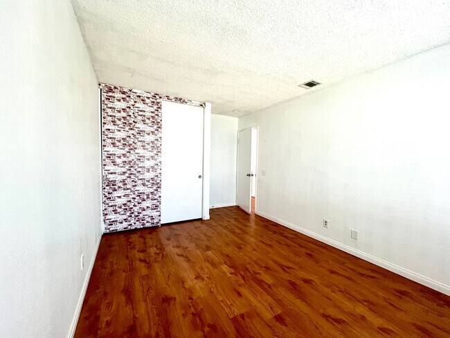Building Photo - 1380 W 48th St
