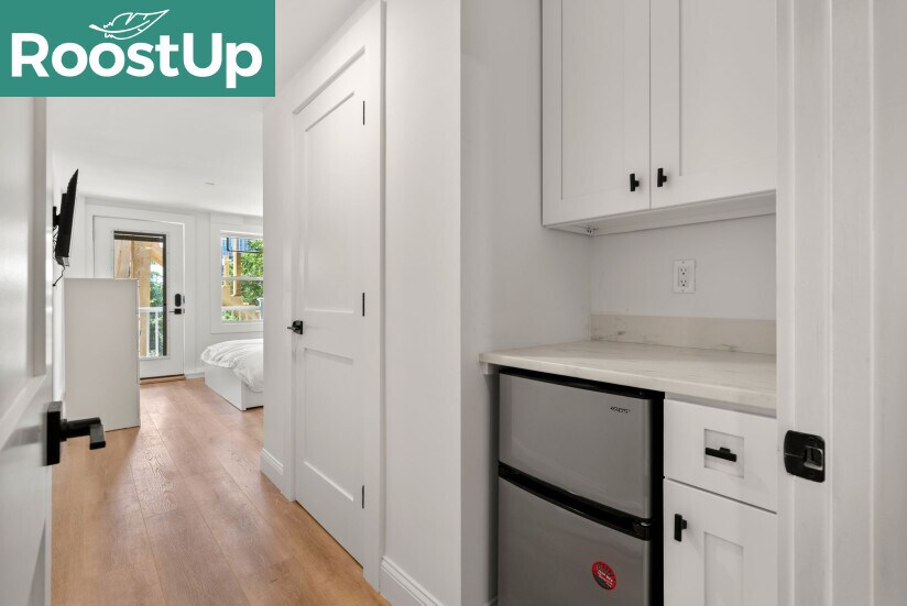 Building Photo - RoostUp Furnished Private Bedroom with Pri...