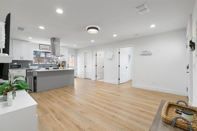 Building Photo - 8516 Contour Dr