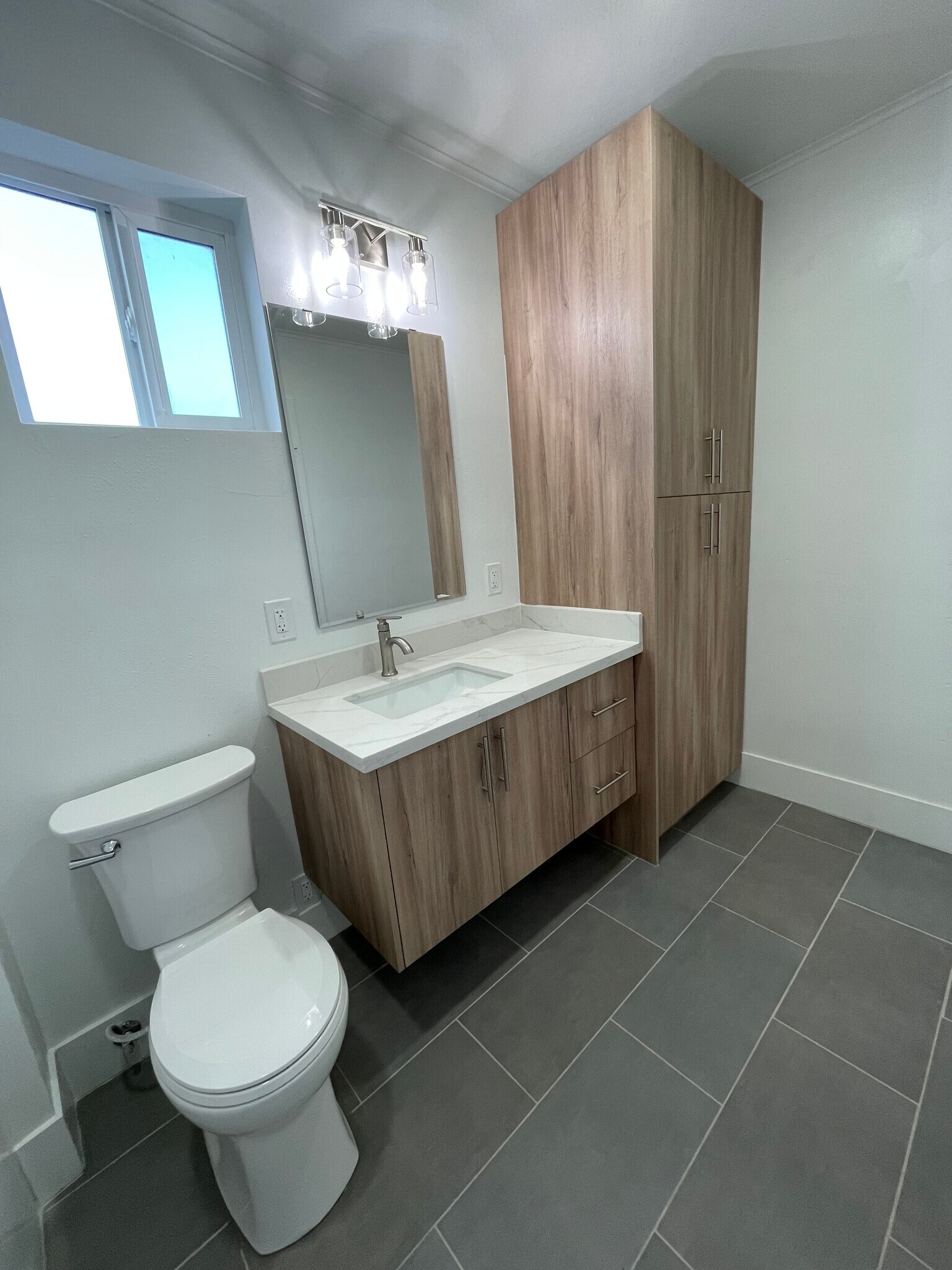 Building Photo - 501 Burnett Ave S