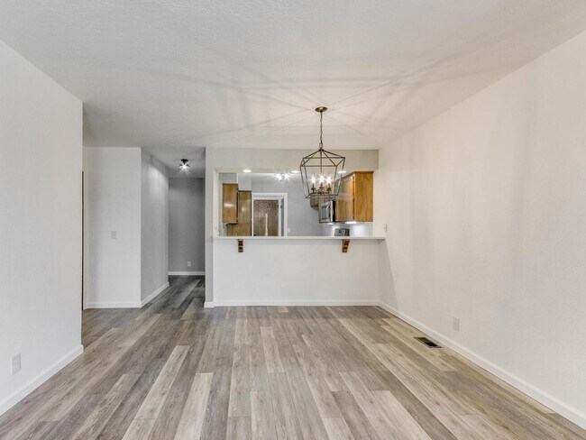 Building Photo - Beautiful 3bed/2bath Townhome Available in...