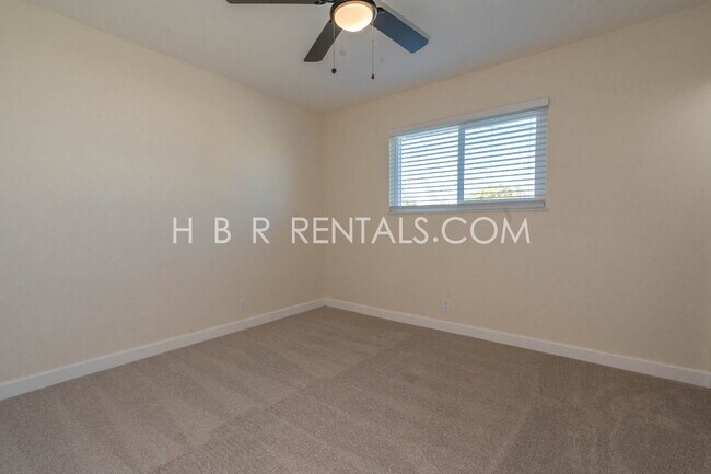 Building Photo - Stylishly Updated Home with Modern Kitchen and Fresh Flooring in Manteca