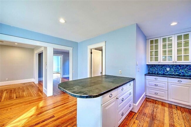 Building Photo - 18 Orchard Ave