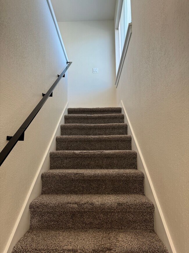 Building Photo - Newer 3 bedroom, 2.5 bath duplex in desirable neighborhood!