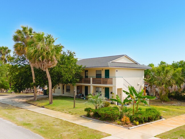 Building Photo - 2 Bedroom Beachside Apartment