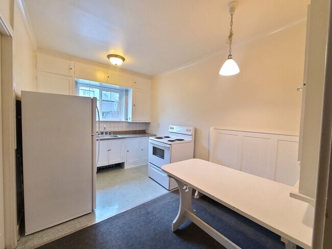 Building Photo - 2230 W Pacific Ave