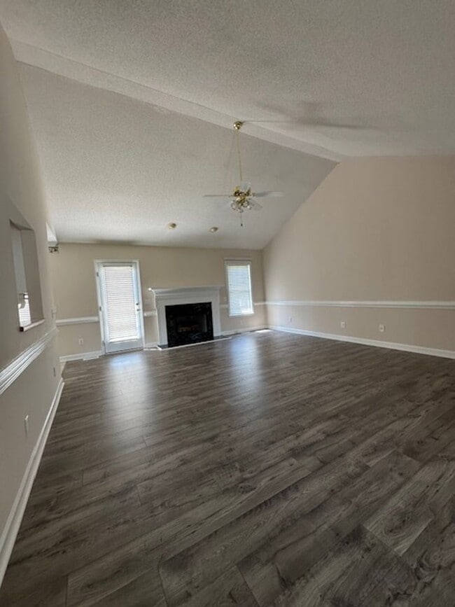 Building Photo - 135 Adler Ln