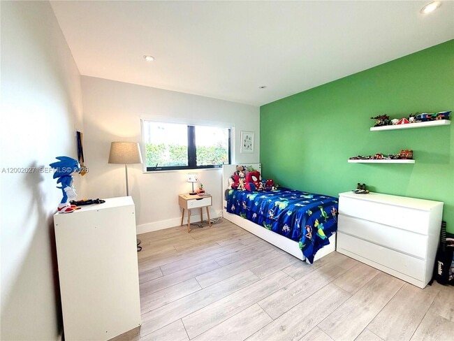 Building Photo - 815 Valencia Ave