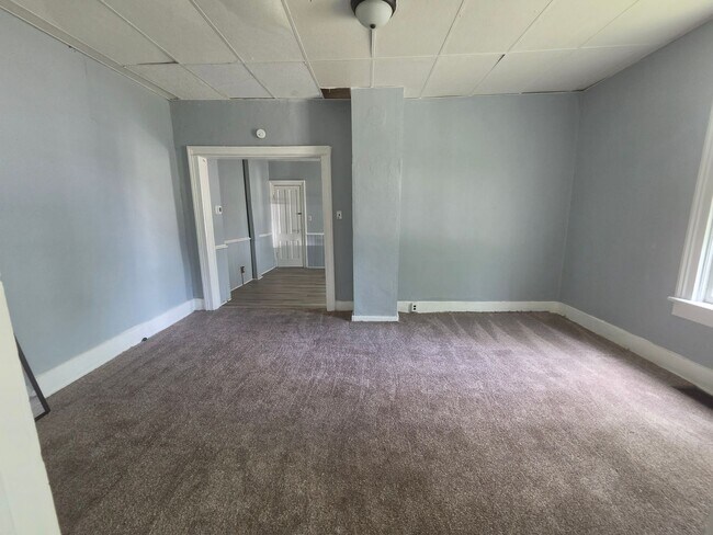 Building Photo - 2 bedroom townhouse style apartment on west side.
