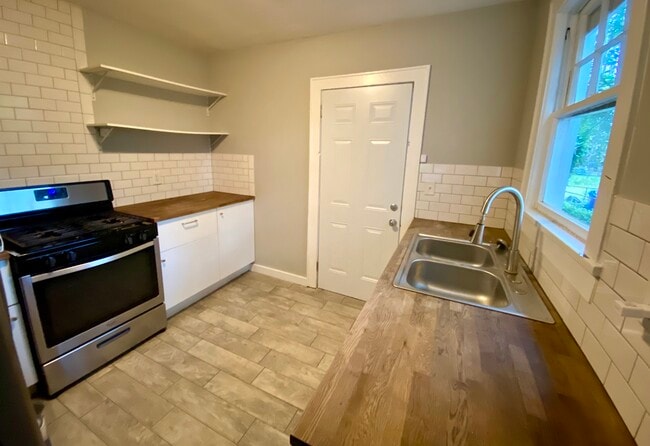 Building Photo - 2310 Aintree Ave