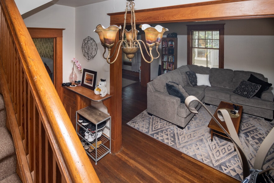 Building Photo - 308 E Linn St