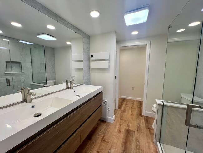 Building Photo - Private Waterfront Apartment