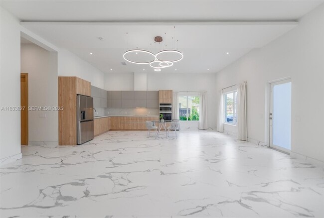 Building Photo - 635 SW 9th St