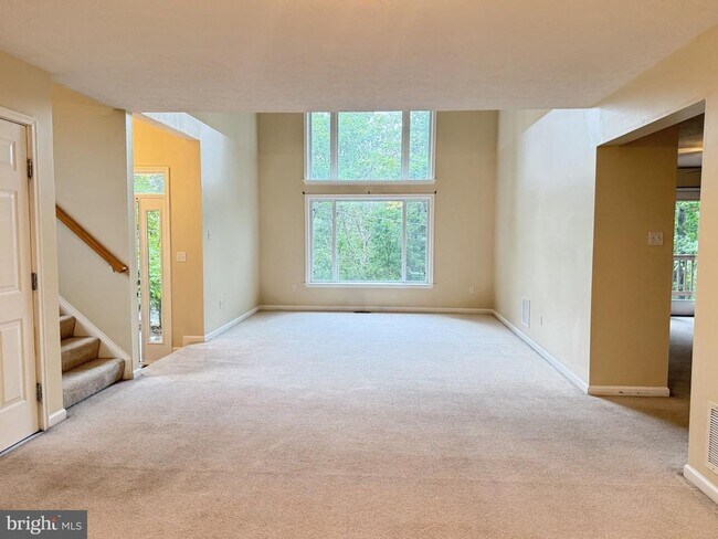 Building Photo - 1234 Lakeview Dr
