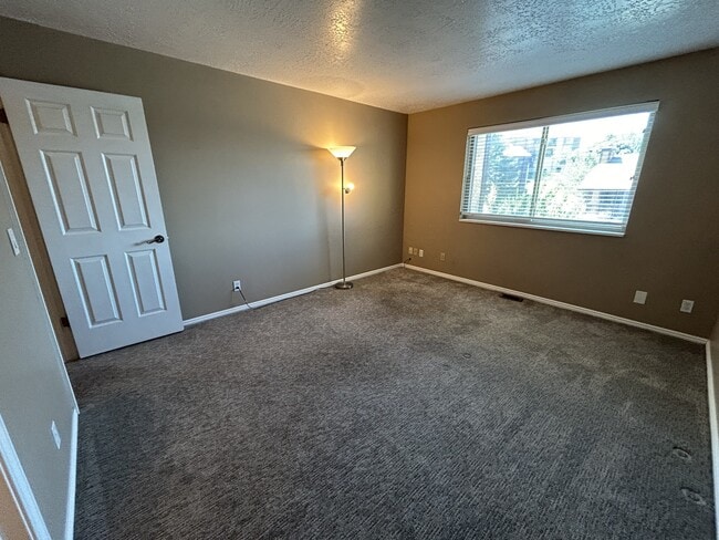 Building Photo - 662 W Jefferson Cove