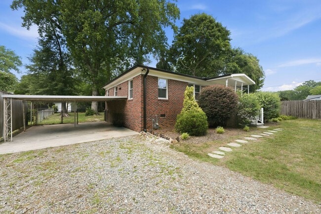 Building Photo - Beautifully Updated 3BR Home in an Established Burlington Neighborhood