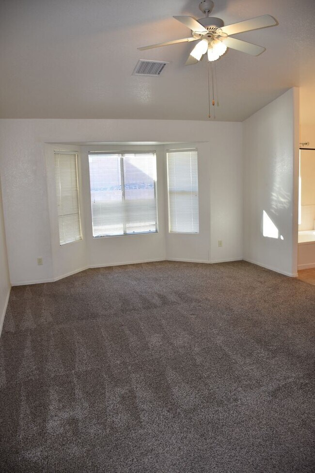 Building Photo - Fabulous Home Close to everything you'll Need in Sierra Vista, Az