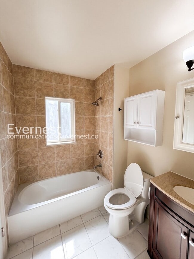 Building Photo - 4 Bed/2 Bath Home with Fenced Yard / Voucher Accepted / Available Now!
