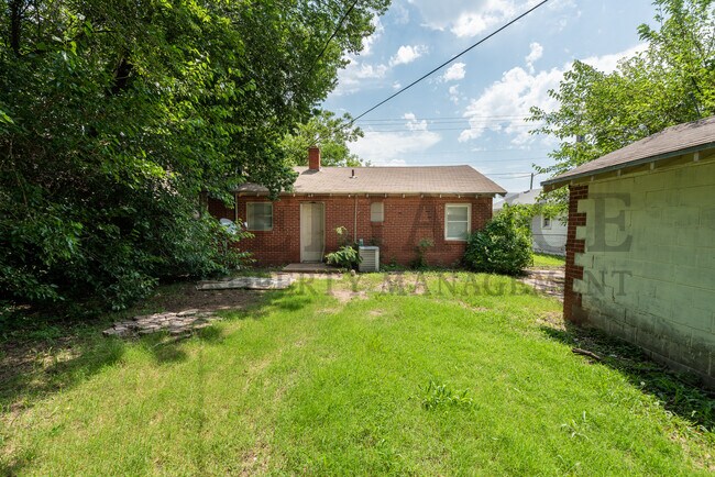 Building Photo - 839 N Oliver St