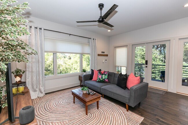 Primary Photo - 1084 Sanders Ave SE