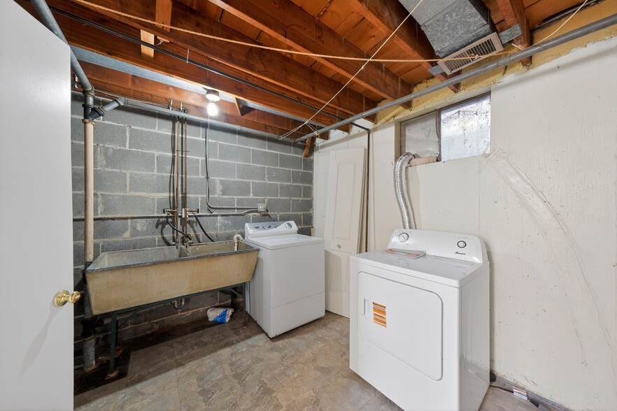 Building Photo - 221 Dodge Ave