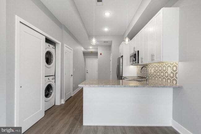 Building Photo - 2119 N Front St