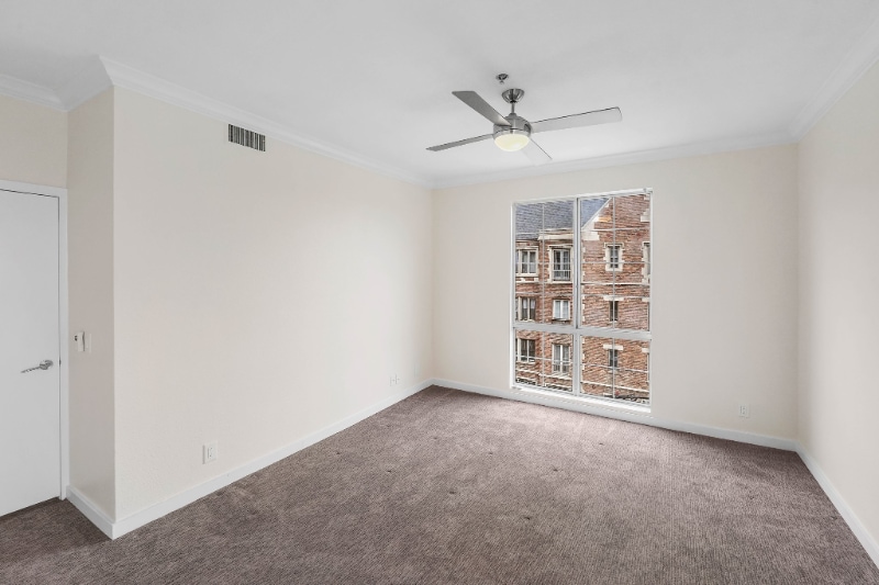 Building Photo - 585 N Rossmore Ave