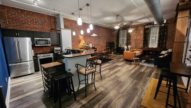 Building Photo - Fully furnished all utilities included!!!