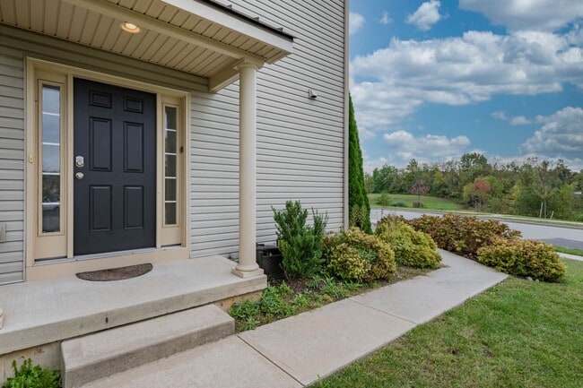 Building Photo - 3 bedroom Townhouse
