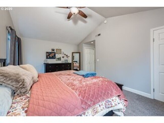 Building Photo - Stunning 5 bedroom home in desirable SW PDX now available for long term lease!